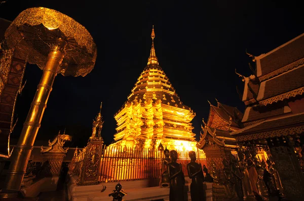 Pagoda d'oro nel tempo del crepuscolo, Thailandia — Foto Stock