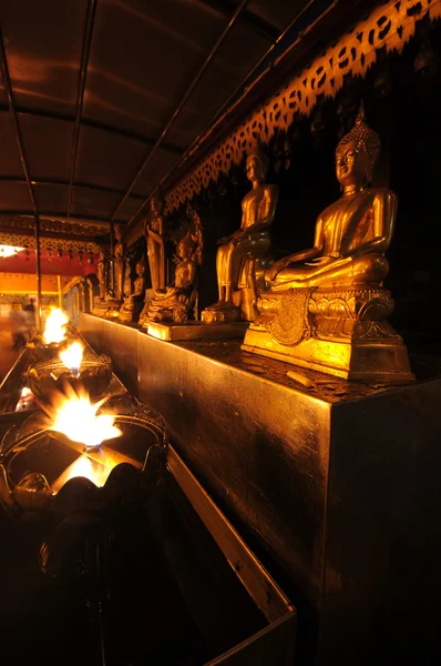 Złoty posąg Buddy, wat Phra That Doi Suthep, Tajlandia — Zdjęcie stockowe