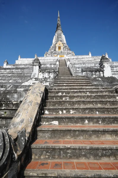 Che di Phukhao Thong which was built by the Burmese King — Stock Photo, Image