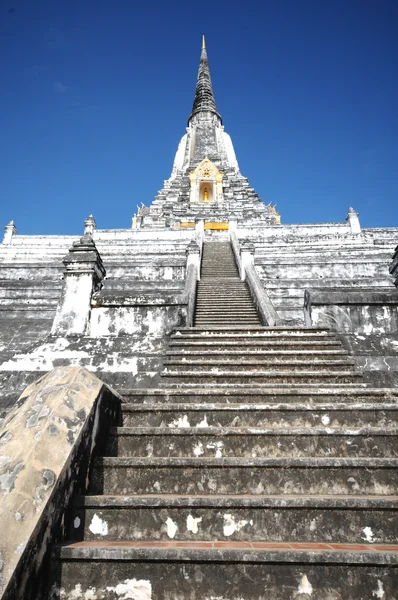 Che di Phukhao Thong which was built by the Burmese King — Stock Photo, Image