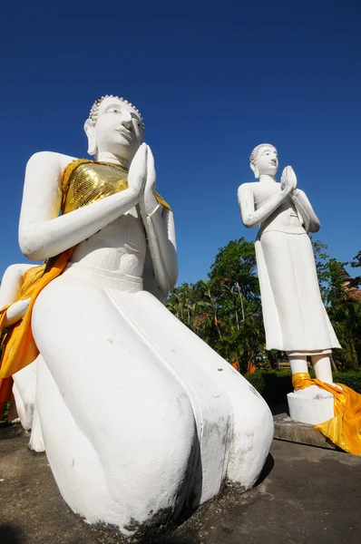 Estatua de Buda con cielo azul, Wat Yai Chaimongkol, Tailandia — Foto de Stock
