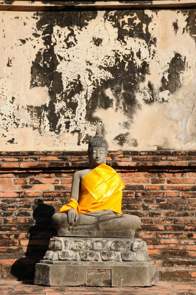 Статуя Будды с пагодой, Ват Яй Чаймонгколь, Таиланд — стоковое фото