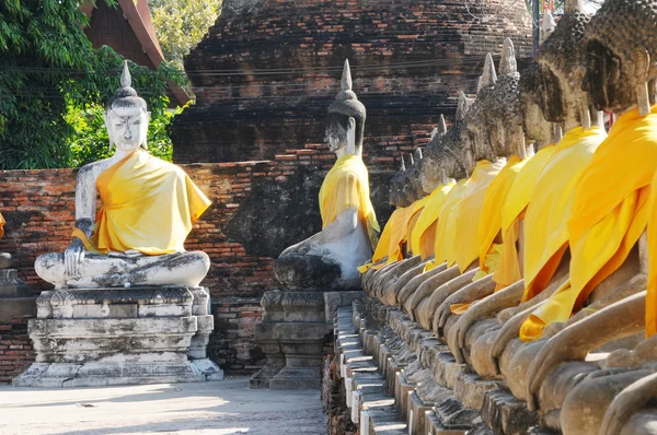 Boeddhabeeld met pagode, Wat Yai Chaimongkol, Thailand — Stockfoto