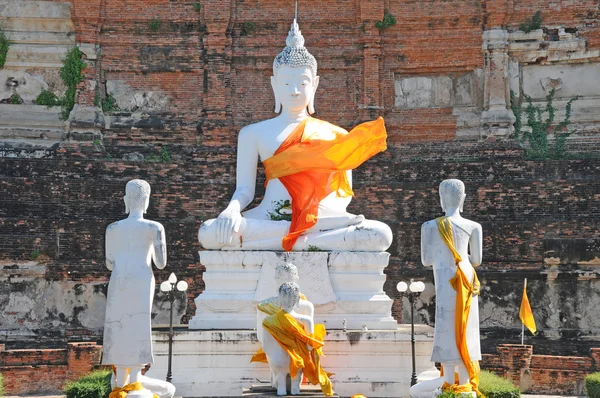 Groep van boeddhabeeld met pagode, Wat Yai Chaimongkol, Thailand — Stockfoto