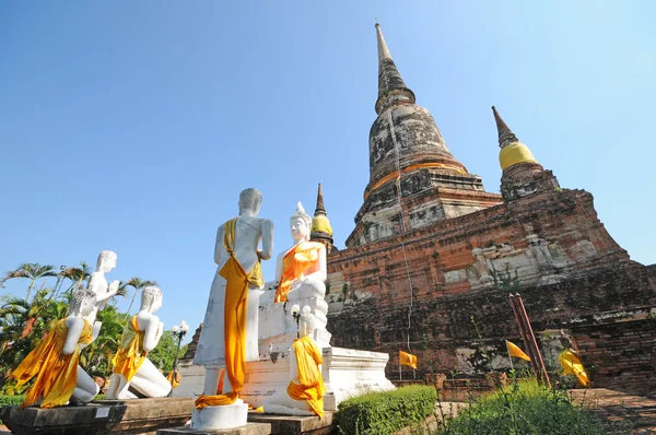 Skupina socha Buddhy, pagoda, Wat Yai Chaimongkol, Thajsko — Stock fotografie