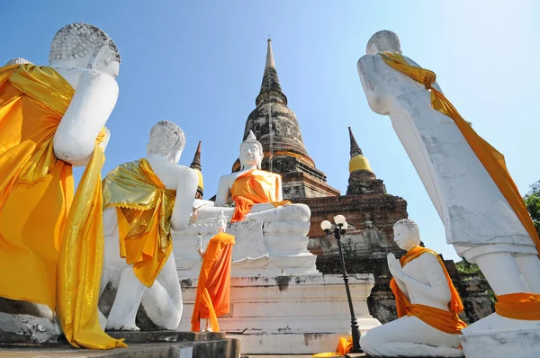 Skupina socha Buddhy, pagoda, Wat Yai Chaimongkol, Thajsko — Stock fotografie