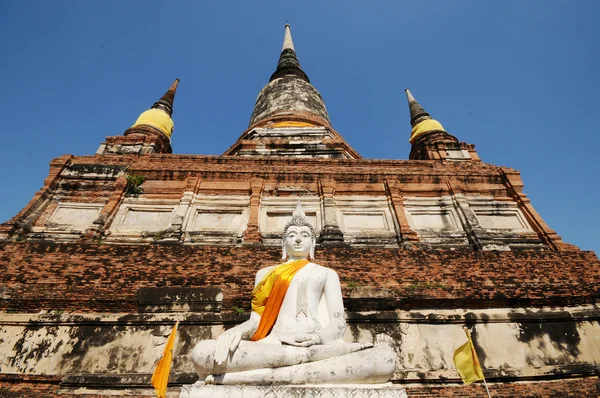 Estátua de Buda com pagode, Wat Yai Chaimongkol, Tailândia — Fotografia de Stock