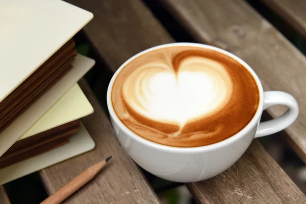 Una taza de café con leche arte en la mesa — Foto de Stock