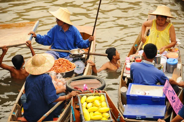 Плавучий рынок Амфава, Таиланд — стоковое фото