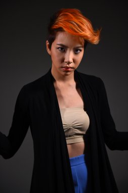 Boyalı saç boyama ile güzel bir kızın portresi