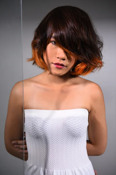 Porträtt av en vacker flicka med färgat hår färg — Stockfoto