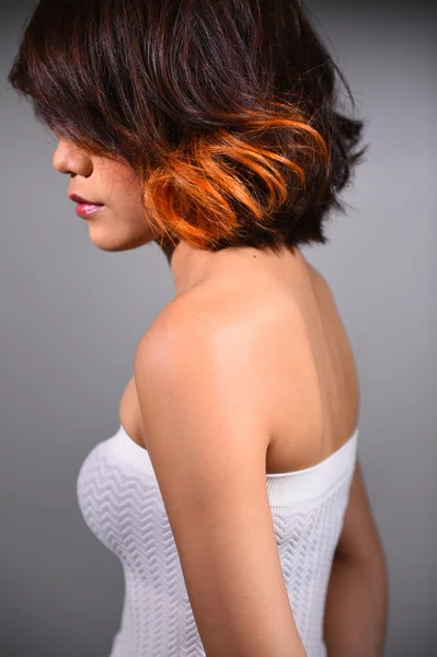 Retrato de uma menina bonita com coloração de cabelo tingido — Fotografia de Stock