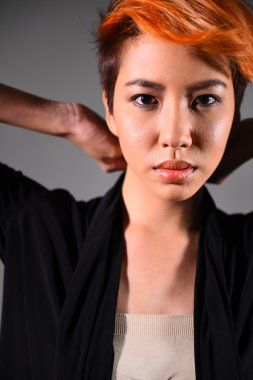 Boyalı saç boyama ile güzel bir kızın portresi