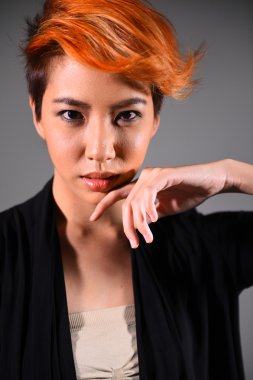 Boyalı saç boyama ile güzel bir kızın portresi