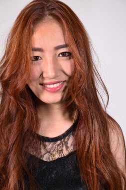 uzun kıvırcık saçlı güzel model