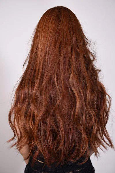 Modelo bonito com cabelo encaracolado longo — Fotografia de Stock