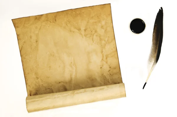 Beyaz arka plan üzerinde izole tüy ile eski kağıt — Stok fotoğraf