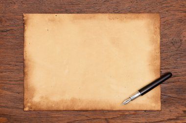 Tükenmez kalem ve yaşlı kağıt