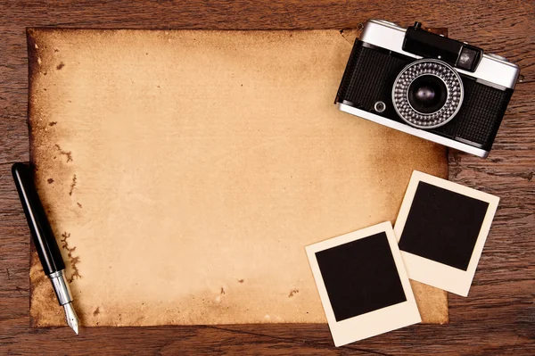 Papel velho, caneta de tinta e moldura de foto vintage com câmera — Fotografia de Stock