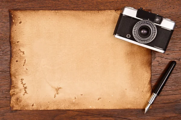 Starý papír a inkoust pero s kamerou — Stock fotografie