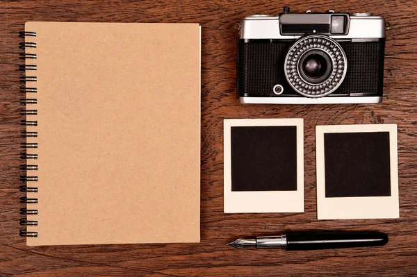 Notizbuch mit Stift, Fotorahmen und Kamera — Stockfoto