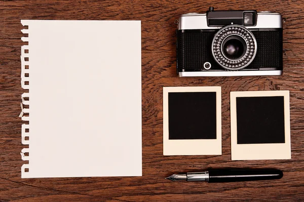 Caderno com caneta, molduras para fotos e câmera — Fotografia de Stock