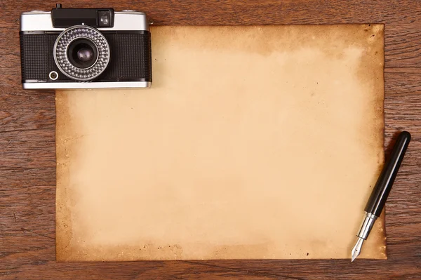 Altes Papier und Tuschstift mit Kamera — Stockfoto