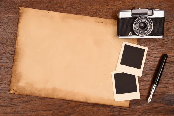 Old paper, ink pen and vintage photo frame with camera — Stock Photo, Image