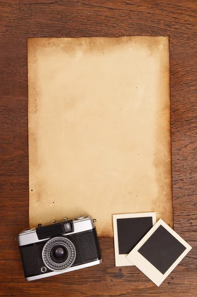 Gamla papper och vintage foto stomme med kamera — Stockfoto