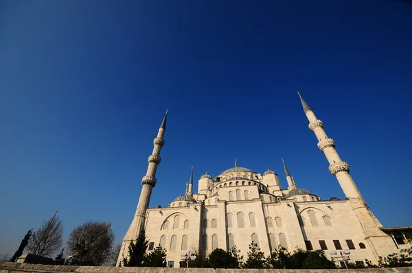 Синяя мечеть с голубым небом — стоковое фото