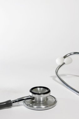 İzole stetoskop beyaz arka plan