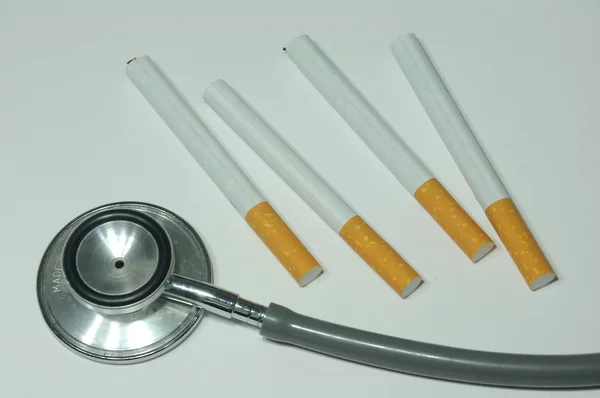 Sigara ve stetoskop — Stok fotoğraf