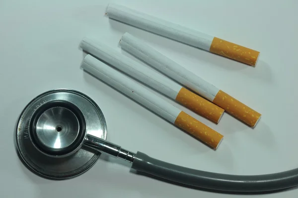 Cigarett och stetoskop — Stockfoto