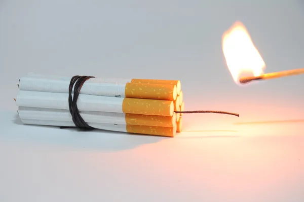 Cigarett bomb och brand — Stockfoto