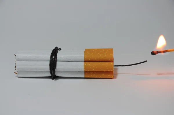 Cigarett bomb och brand — Stockfoto