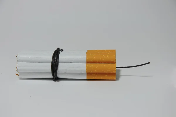 Cigarett bomb isolerade vit bakgrund — Stockfoto