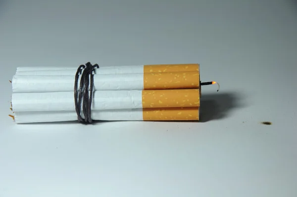 Cigarett bomb isolerade vit bakgrund — Stockfoto