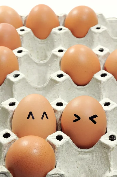 패키지에 웃는 계란 — 스톡 사진