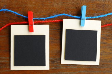 Kırmızı ve mavi satırındaki boş fotoğraf çerçeveleri