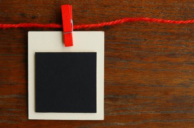 Kırmızı çizgi üzerinde boş fotoğraf çerçeveleri