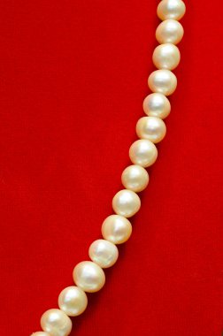 İnci kolye lüks kırmızı zemin üzerine