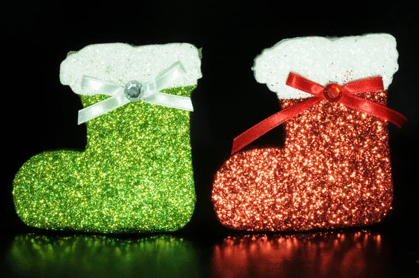 Calcetines de regalo de Navidad rojos y verdes — Foto de Stock