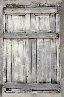 Eski panjurlar ve tuğla duvar