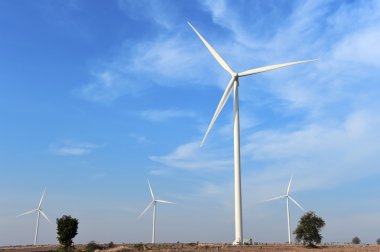 Bulutlu mavi gökyüzü arkaplanına karşı rüzgar türbini