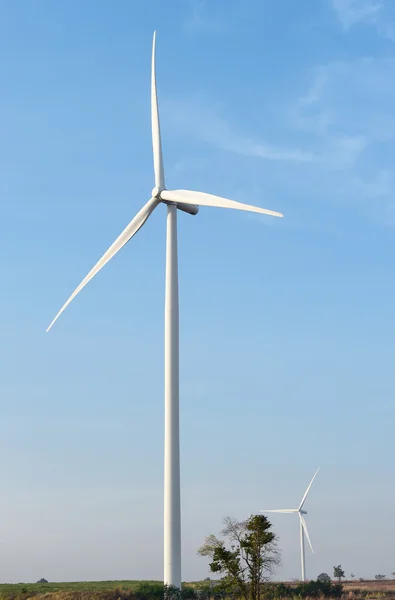 Windkraftanlage vor wolkenlosem blauen Himmel — Stockfoto