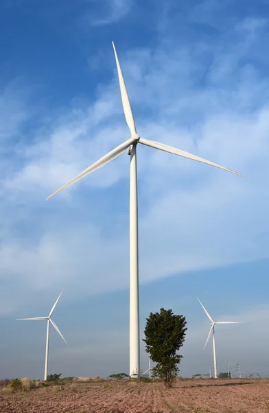 Windkraftanlage vor wolkenlosem blauen Himmel — Stockfoto