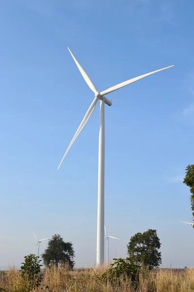 Éolienne sur fond de ciel bleu nuageux — Photo