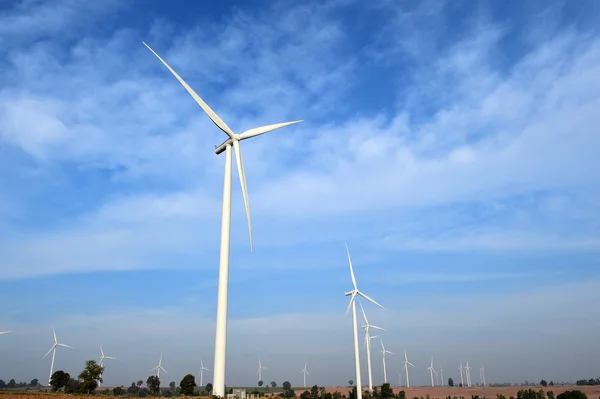 Turbina eólica contra fundo céu azul nublado — Fotografia de Stock