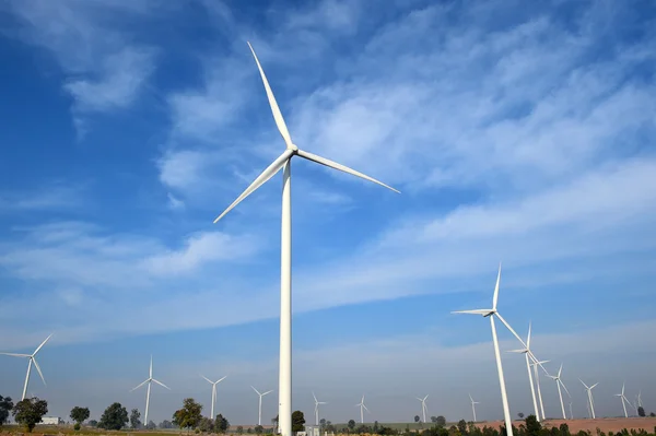 Windturbine tegen bewolkte blauwe lucht achtergrond — Stockfoto