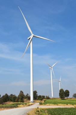 Bulutlu mavi gökyüzü arkaplanına karşı rüzgar türbini